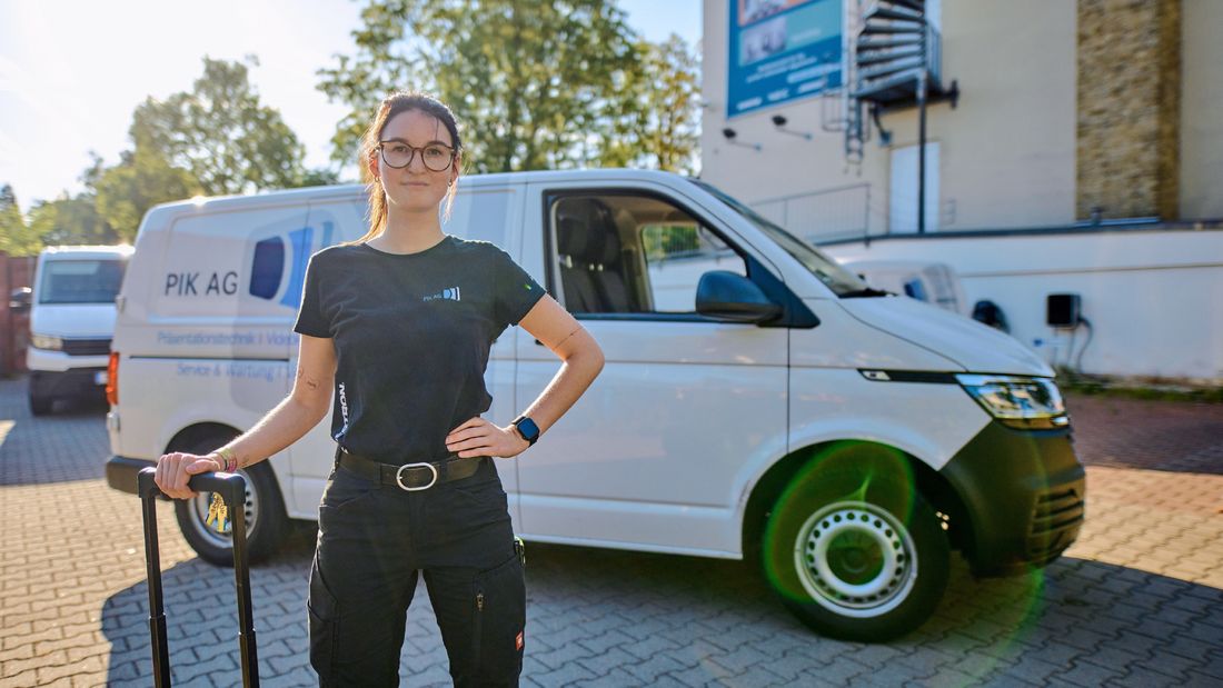 PIK Servicetechnikerin vor Servicefahrzeug