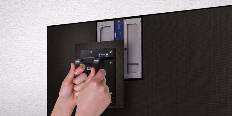 Installation eines LED-Moduls an der LG LED-Wall
