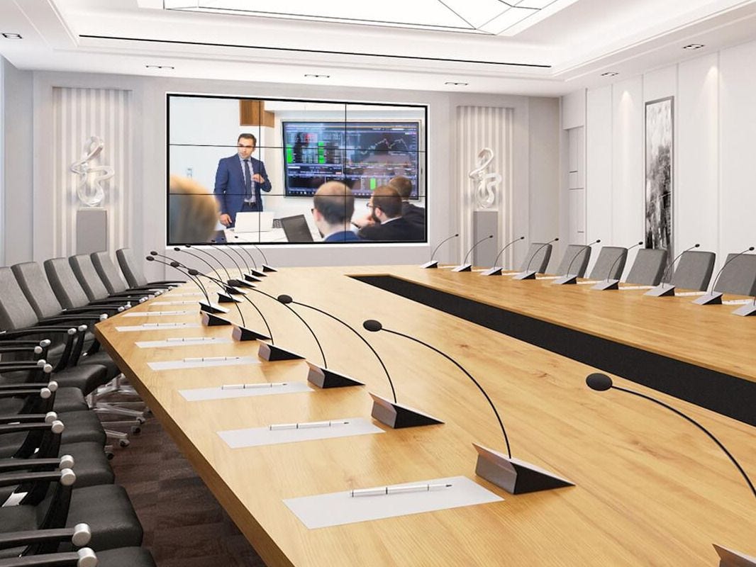 Professioneller Konferenzraum mit großem Konferenztisch und AV-System