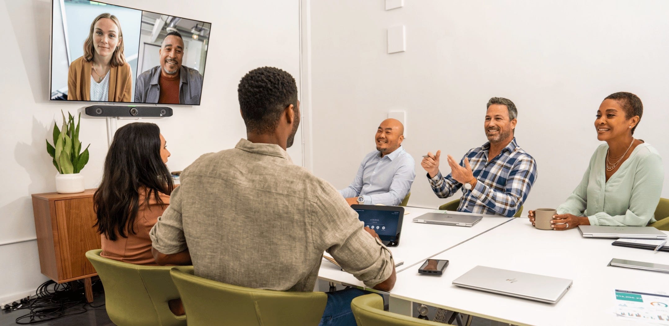 HP Poly Studio X52 im Einsatz in einem Konferenzraum