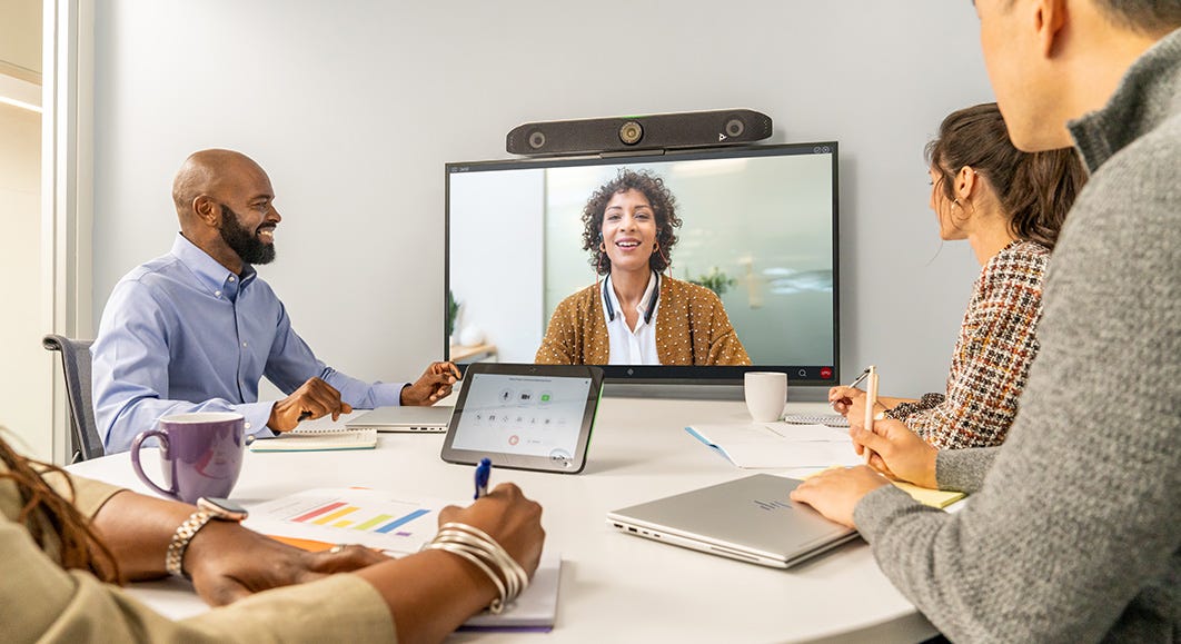 HP Poly Studio X52 in einem Konferenzraum mit mehreren Teilnehmern