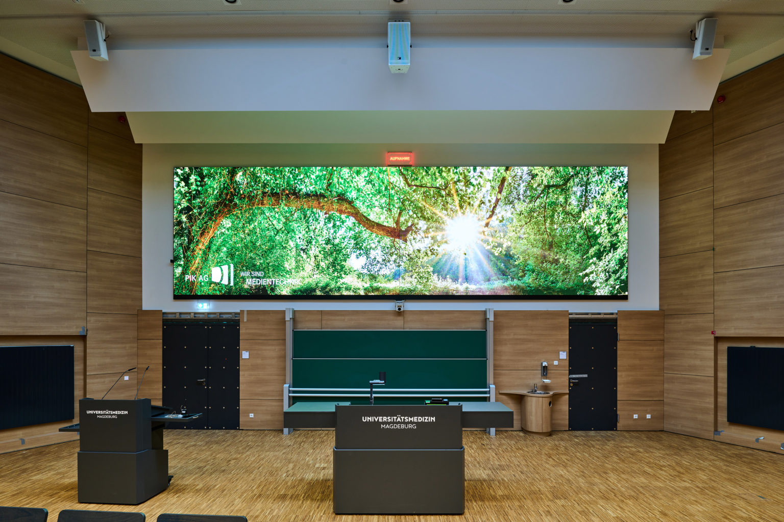 LED-Wand im Hörsaal des Uniklinikums Magdeburg