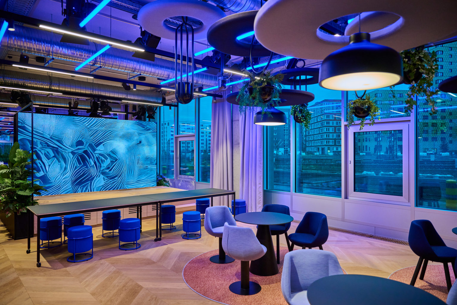 LED-Wand in der Lounge eines internationalen DAX-Unternehmens