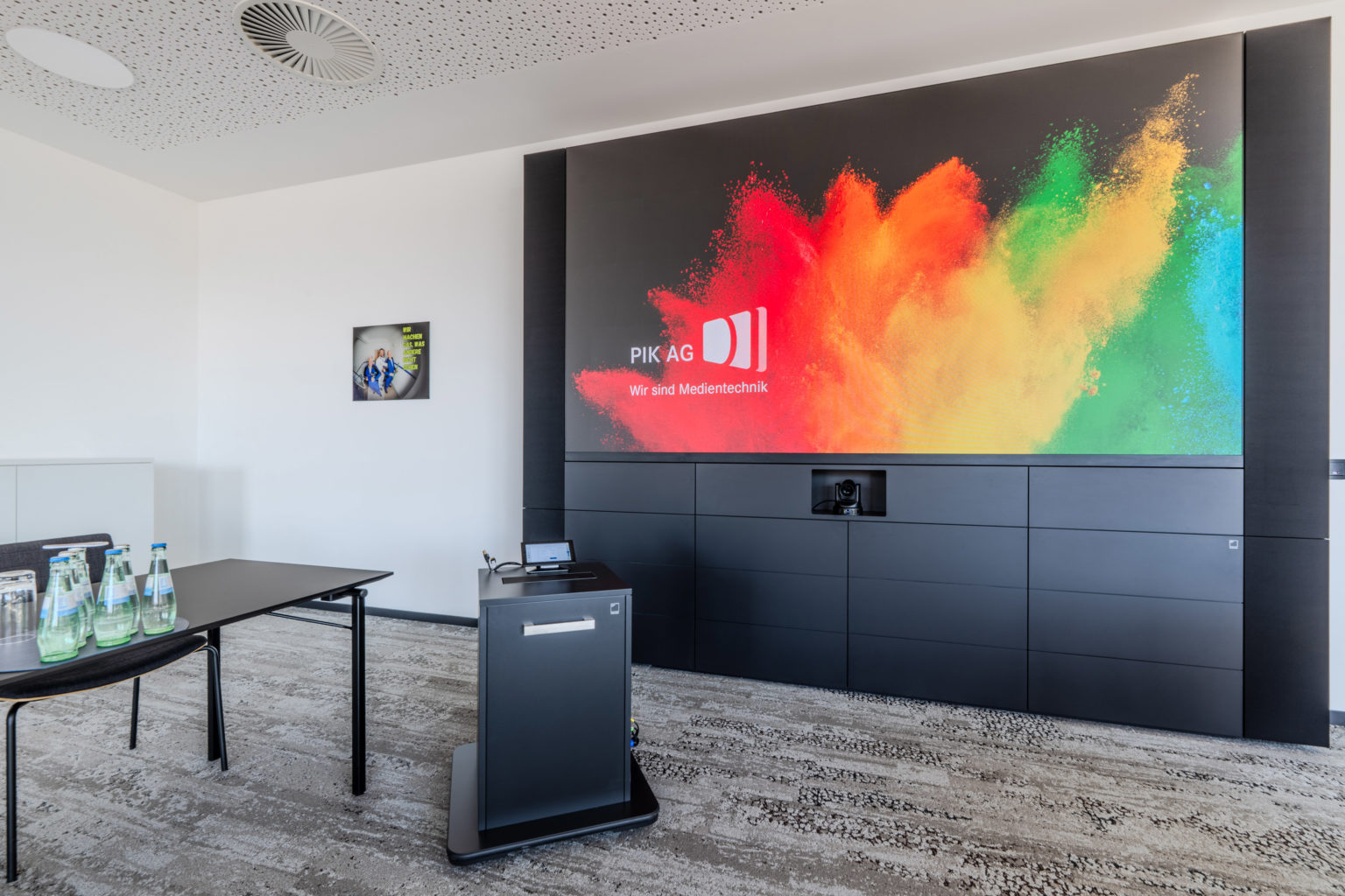 LED-Wand im Konferenzraum der WBG Otto von Guericke
