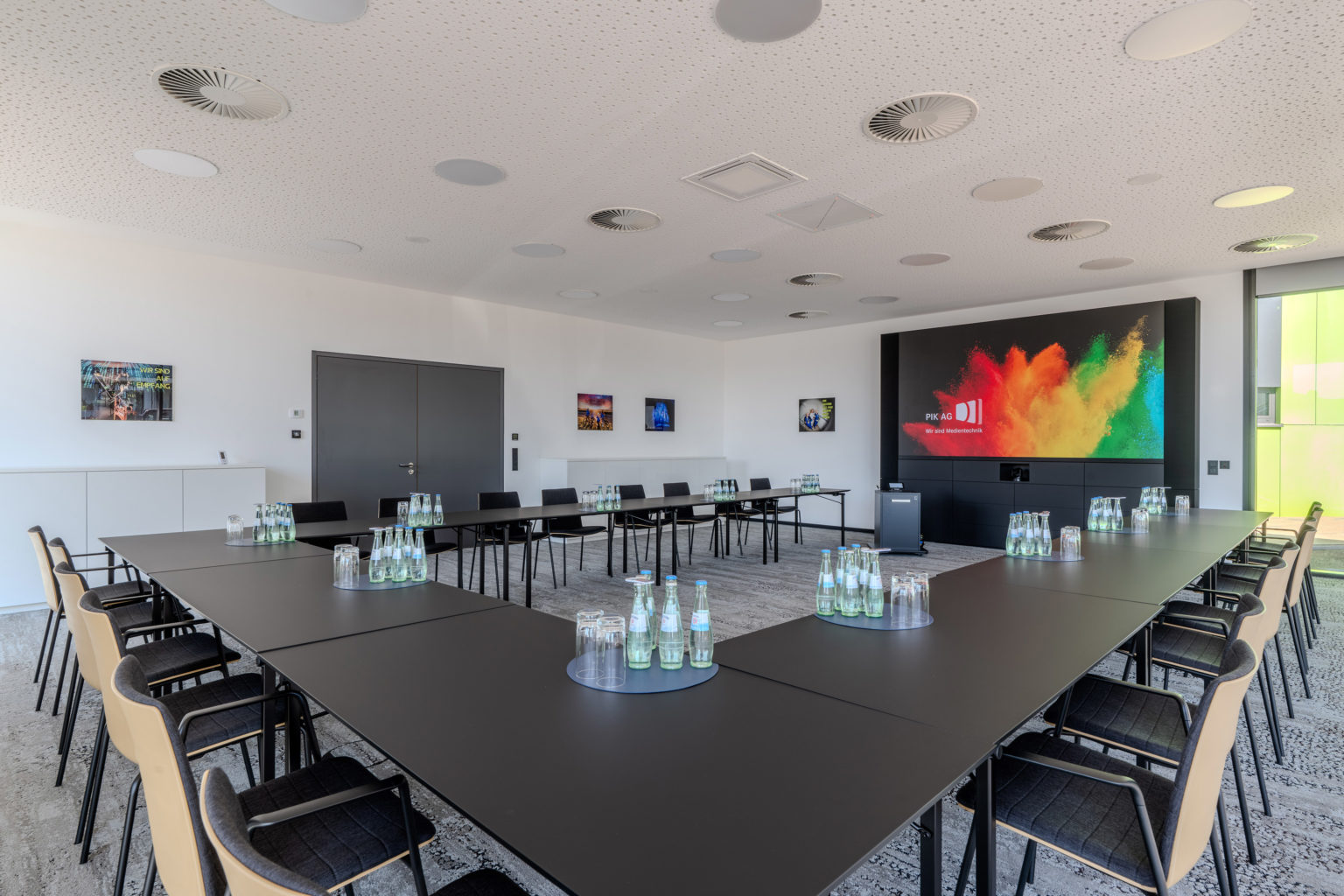Konferenzraum der WBG Otto von Guericke mit LED-Wand