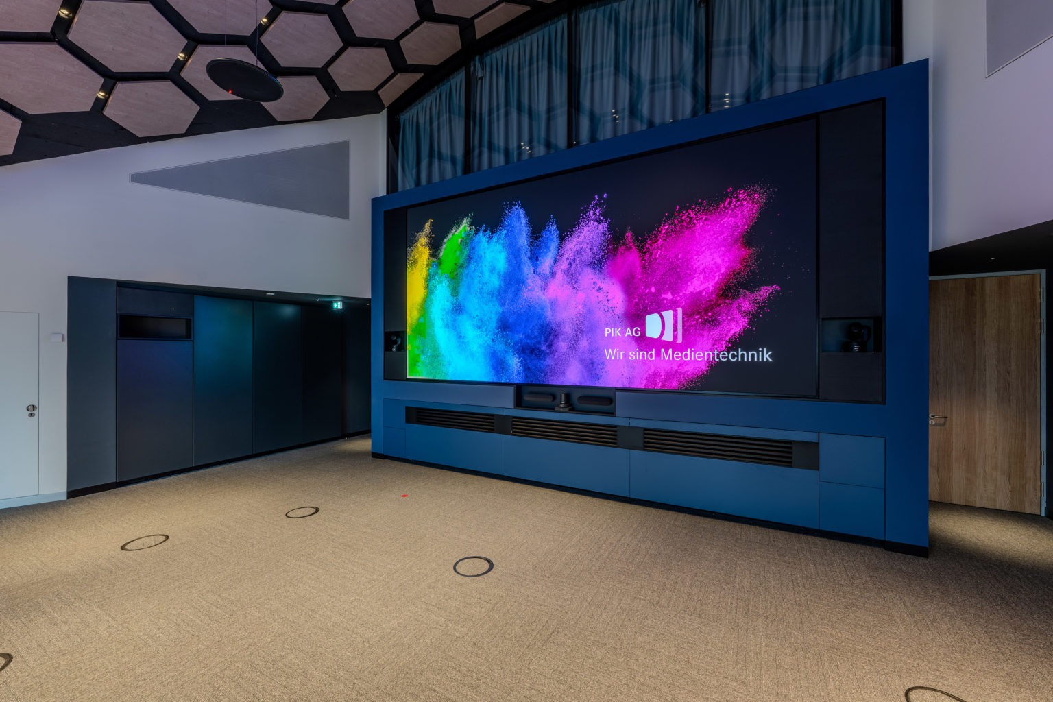 LED-Wand im Ludwig-Erhard-Haus der IHK Berlin