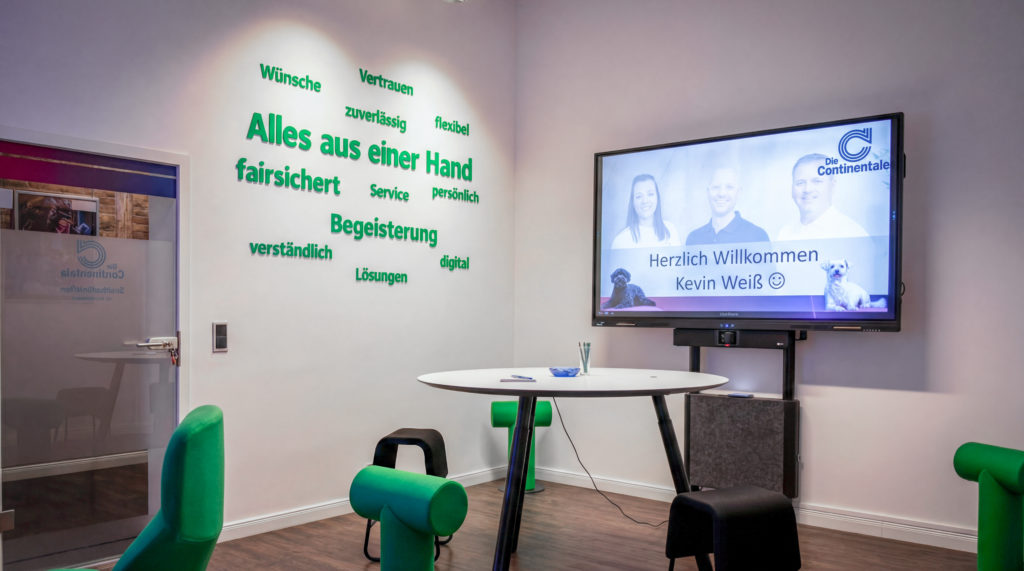 Referenz Die Continentale: Konferenzplatz mit Touchdisplay und Kamera