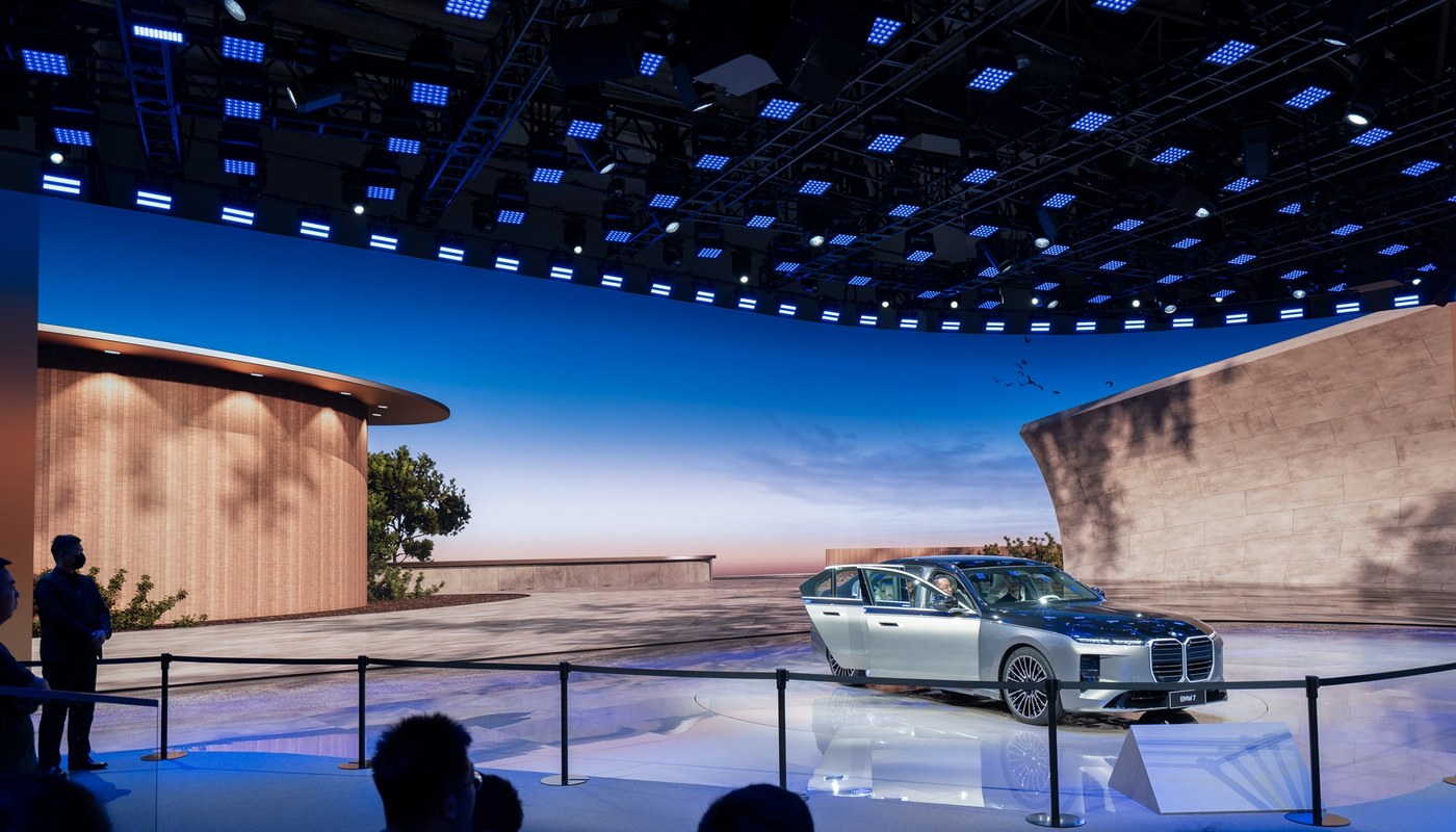 LED-Wand mit rund 350 m² am Messestand von BMW auf der Auto China in Peking