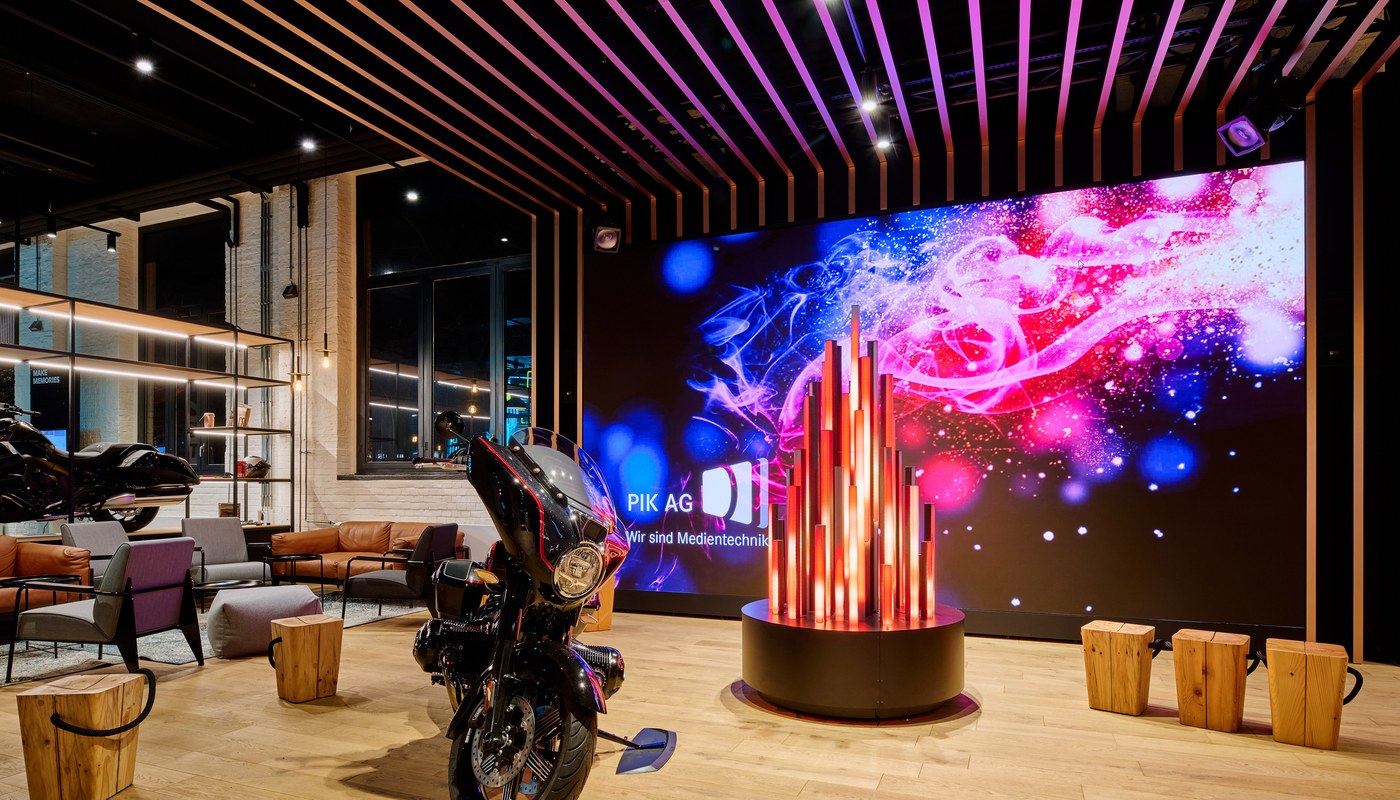 LED-Wand in der BMW Motorrad Welt in Berlin