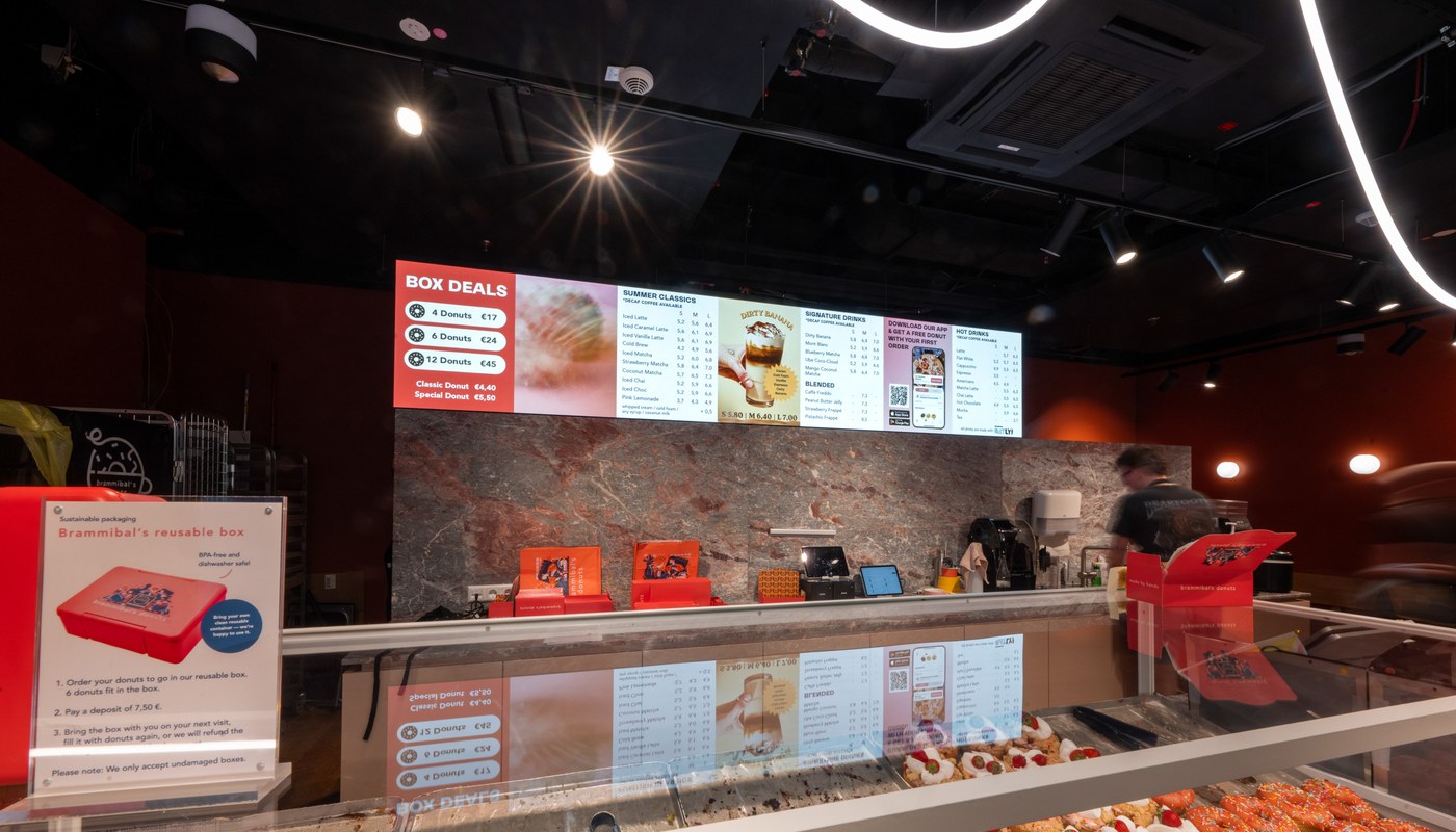 Digitales Menüboard auf einer LED-Wand bei Brammibal’s Donuts im Terminal 1 des BER