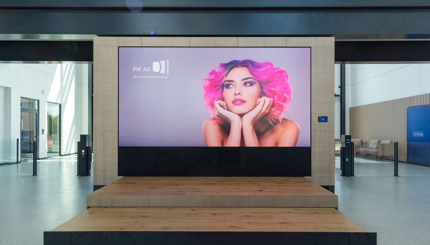 LED-Wand im Atrium der STORK Umweltdienste in Magdeburg