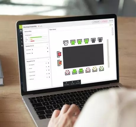 Televic CoCon-Software auf einem Laptop mit Raumplan-Ansicht und Teilnehmerstatus