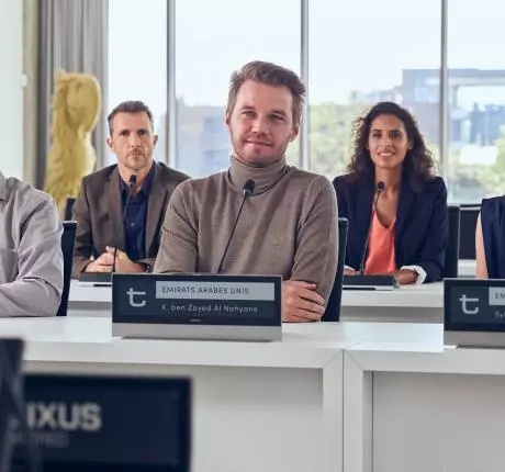 Delegierte an Plixus-Konferenzeinheiten im parlamentarischen Setting mit Namensschild