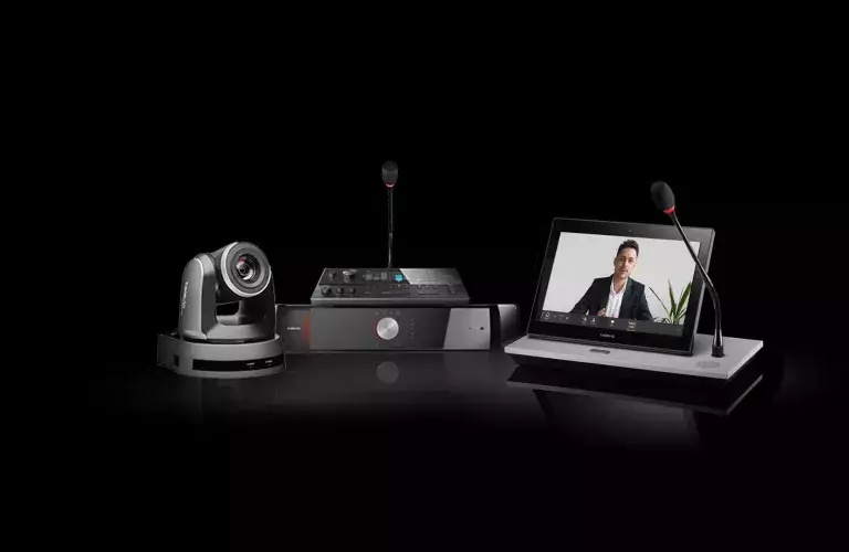 Televic uniCOS Hybrid-System mit PTZ-Kamera, PLIXUS-Engine und Touchscreen-Einheit