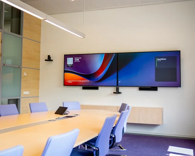 Zwei Legamaster DISCOVER 3 Displays nebeneinander in einem modernen Konferenzraum mit Konferenztisch